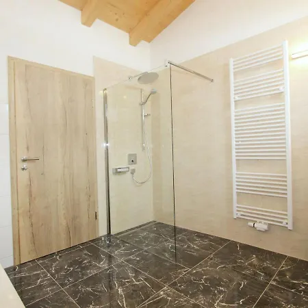Steinfeld Close To The Lift زيل أم زيلر